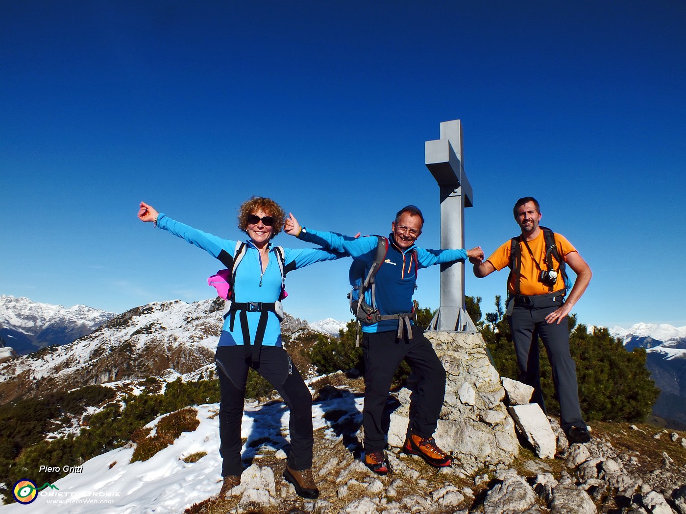 In vetta al Monte Cancervo (1830 m) con alle nostre spalle il Venturosa (1999 m) innevato